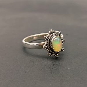 Bague artisanale en opale éthiopienne naturelle Bague en argent sterling 925 fin Bague design moderne pour femme Bague cadeau de mariage - Product Image 4