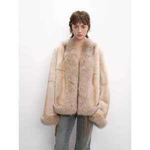 Chaqueta de piel de conejo bicolor vintage estilo Pictorial Paris con cuello suave de piel sintética de zorro, abrigo teñido con estampado y decoración de botones de seda. - Product Image 1