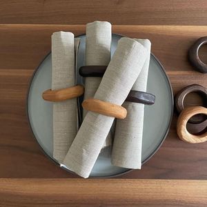 Porte-serviettes en bois poli parfait pour les tables familiales - Product Image 1
