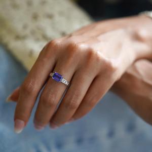 Anillo de compromiso con diamante azul tanzanita radiante, elaborado en oro blanco de 14 quilates, con una impresionante piedra central de corte radiante en una rara combinación. - Product Image 3