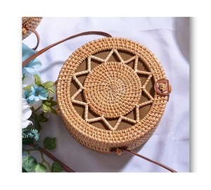 Sacs en rotin faits à la main vietnamiens en gros vacances d'été 2024 sac de paille rond femmes pour l'exportation - Product Image 1