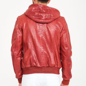 Chaqueta con capucha de cuero rojo genuino para hombre Estampado de serpiente Python Relieve Casual Estilo de invierno Cierre de cremallera Patrón de animal ODM - Product Image 4