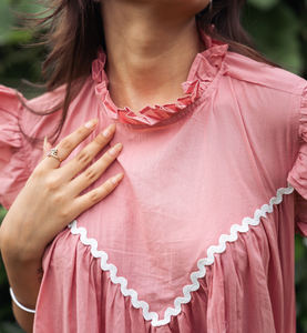 Ropa de diseñador superior de aspecto moderno Blusas camisas y TOPS en tela de algodón Artículo elegante para artículos de tops de primavera y verano - Product Image 3