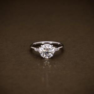 Anillo de Compromiso con Diamante Cultivado en Laboratorio de Corte Brillante Redondo de 2.21 CTW, Claridad F VVS1 VVS2, con Diamantes Laterales Redondos y Marquise Certificados por IGI - Product Image 1