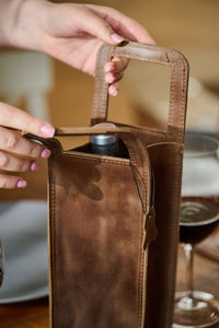 Porte-accessoires en cuir Cadeaux pour hommes Caddy pour père Sac de transport artisanal pour une bouteille de vin LEB-0040B - Product Image 3