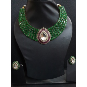 Conjunto de collar de gargantilla de piedra verde de diseñador con colgante de lágrima Kundan y pendientes a juego joyería tradicional para mujer - Product Image 1