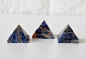 Vente en gros de pyramides miniatures en sodalite attrayantes pour la méditation et la décoration - Product Image 5