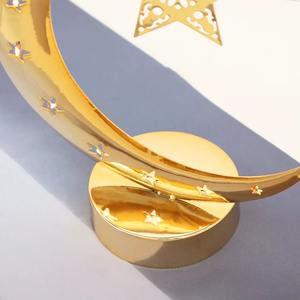 Des ornements en métal texturé lunaire bien faits créent une impression visuelle qui rehausse l'ambiance spirituelle des rassemblements d'iftar. - Product Image 2