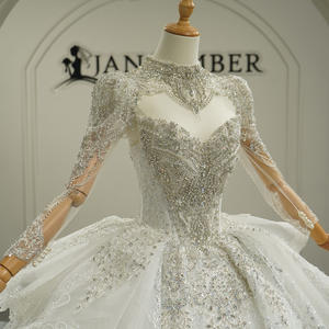 Vestido de Novia Moderno con Cuello Alto, Pedrería y Cola de Capilla, con Flores de Encaje, Modelo GT26063 - Product Image 5