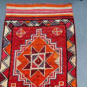 Alfombra Turca Vintage de 2.9x10.8 pies (89x329 cm), Alfombra Marroquí Roja - Product Image 2