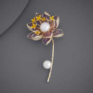 Broche de Saree Chapado de Moda 184925 Estilo Coreano con Cristales, Diamantes de Imitación, Perlas y Diamantes, de Cobre y Latón, con Diseño de Flor y Número, para Regalo de Fiesta - Product Image 1