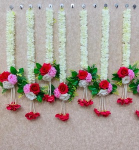 ดอกมะลิสีขาวกับดอกกุหลาบหนักพวงมาลัยดอกไม้ pongal ตกแต่งฉากหลังสำหรับการตั้งค่า nikha