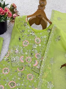 Ensemble tendance de haut et sharara en faux georgette avec broderie lourde et travail de séquence, et dupatta avec broderie lourde et travail de séquence - Product Image 4