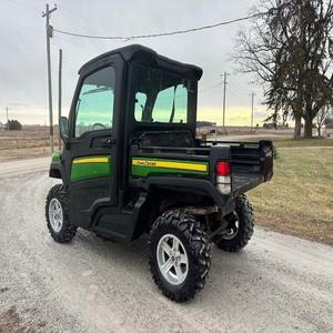Véhicule utilitaire John Deere Gator XUV835 de qualité supérieure, conçu pour une utilisation intensive, offrant robustesse et durabilité. - Product Image 2
