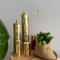 Moulin à sel et à poivre en laiton artisanal avec finition de qualité supérieure, design durable et écologique pour une utilisation fluide dans les cuisines