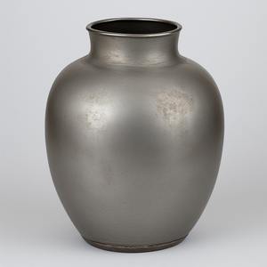 Vase en métal fait main rustique conçu avec une finition brillante, parfait pour l'affichage de fleurs saisonnières et le style décoratif de la maison de vacances - Product Image 4