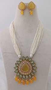 Ensemble de collier Kundan multi-brins Royal Ruby Lotus avec design personnalisable en laiton lourd et pierre de perle montrent l'élégance royale - Product Image 2