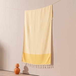 Serviette de bain turque Kasikci brodée avec monogramme - Product Image 2