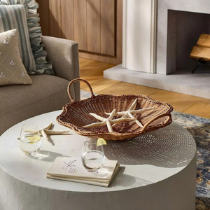 Plateau de service rond artisanal en rotin tressé avec poignées, organiseur de table basse décoratif en osier et plateau de présentation - Product Image 2