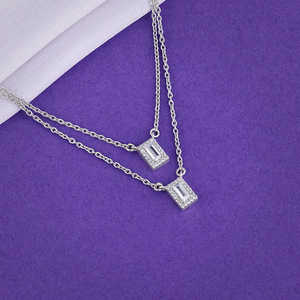 Collier superposé baguette argenté radiant, élégant et tendance pour un style chic au quotidien - Product Image 3