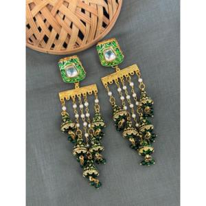 Boucles d'oreilles indiennes longues Meenakari Jhumka fabriquées à la main bijoux ethniques vert et or pour femmes pour la fête et les vêtements décontractés - Product Image 1