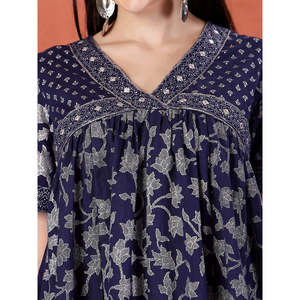 ชุดเดรสผ้าฝ้ายพิมพ์ลายสีน้ำเงินสำหรับผู้หญิง คอวี ระบายอากาศได้ดี ไซส์ XS-XL แฟชั่นทรงเอ็มไพร์ระบายช่วงเข่า แต่งระบาย เหมาะสำหรับใส่กลางวัน - Product Image 6