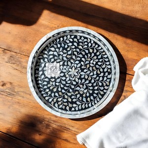 Bandeja redonda negra de madreperla de gran venta con patrón floral bandeja de servicio decorativa hecha a mano pieza de acento - Product Image 1