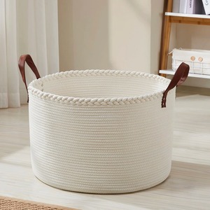 Grand panier en macramé blanc, panier de rangement en fibre avec poignée en cuir pour le rangement de la salle de bain et l'organisation des vêtements en provenance d'Inde - Product Image 1
