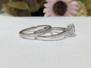 Lurba Jewels - Juego de Anillos de Compromiso y Boda con Diamante Cultivado en Laboratorio de 1 Quilate, Corte Ovalado, Oro Blanco de 10K/14K/18K, Certificado IGI - Product Image 3
