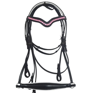 บังเหียนม้าสำหรับขี่เดรสสาจ ADEEFA คุณภาพสูง ทำจากหนังแก้ว บุด้วยวัสดุนุ่ม สายรัดจมูกบุซับในสีขาว สายคาดหน้าผากประดับคริสตัลสีชมพู สายบังเหียนแบบผ้า พร้อมดีเทลตกแต่ง - Product Image 1