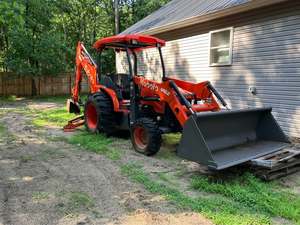Tractor Diésel Kubota M62 TLB Listo para el Trabajo, con Cargador Frontal y Retroexcavadora, con un Fuerte Rendimiento Hidráulico y Excelente Operatividad - Product Image 1