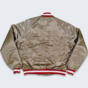 Veste bomber varsity en peau de mouton personnalisée, devant en satin, tissu brillant, bordure rouge et blanche, légère, streetwear, veste tendance - Product Image 4