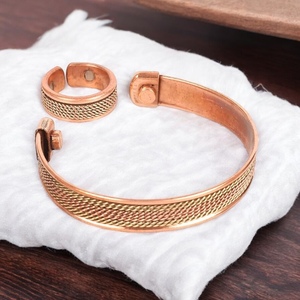 Royal Artisans Indian Handcrafted Classic Pulido Curación Cobre Pulsera Anillo de dedo a juego Chakra Joyería Brazalete para mujer - Product Image 6