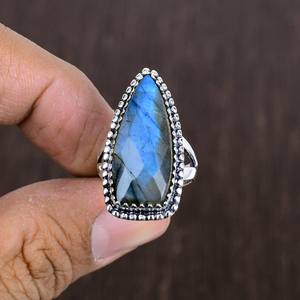 Bague en argent sterling oxydé avec labradorite, style bohème, bijou artisanal en pierre précieuse, cadeau de luxe pour femme - Product Image 1