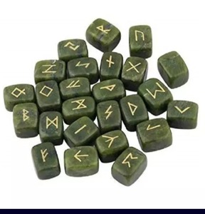 Juego de piedras rúnicas de jade verde natural símbolos del alfabeto vikingo nórdico grabados para adivinación y meditación disponibles al mejor precio - Product Image 2