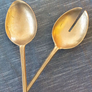 Service à salade en laiton de qualité supérieure avec de longues poignées élégantes et des courbes raffinées, parfait pour un dîner formel - Product Image 1