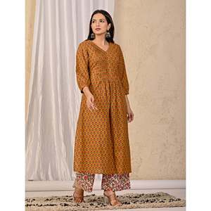 Ensemble Kurta et pantalon en coton moutarde avec décoration plissée et imprimé au bloc - Product Image 5