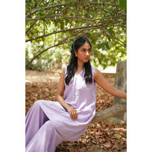 Camisa de crepé con adornos de lurex morado y decoración de botones, y pantalón de pijama Dhaka - Product Image 2