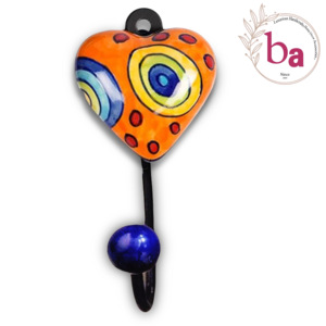 Gancho de Pared de Cerámica Naranja Hecho a Mano con Forma de Corazón, Colgador de Llaves, Diseño Floral Elegante, Producto Duradero y Estilizado - Product Image 1