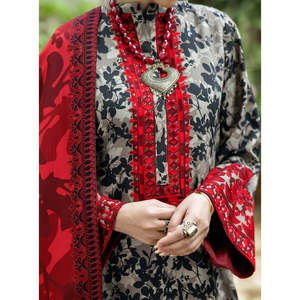 Chemises en mousseline de soie brodées printemps/été avec dupatta en mousseline de soie et pantalon imprimé par Zainab Chottani-BIC-2524 - Product Image 4