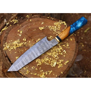 Couteau de chef professionnel en damas, motif torsadé, manche ergonomique en bois d'olivier et résine époxy - Product Image 4