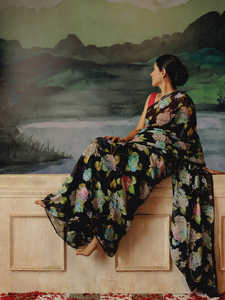 Sari con estampado floral de seda de Chinon suave de aspecto brillante de la mejor calidad para mujer, Sari de fiesta disponible para la venta desde la India - Product Image 3