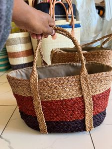 Sac à main en raphia tressé entièrement fait main, accessoire de mode écologique pour femme, broderie, pompon, nœud, fermeture éclair, pliable - Product Image 1