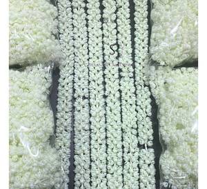 พวงมาลัยดอกไม้สีขาวที่สวยงามพร้อมโมกราและระฆังตกแต่งงานแต่งงานหรูหราและคืนฉากหลังงานแต่งงาน - Product Image 2