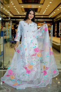 Sharara en coton pur de qualité supérieure, orné de broderies magnifiques, avec des paillettes lourdes bicolores, col en V, manches longues, lavable en machine. - Product Image 4