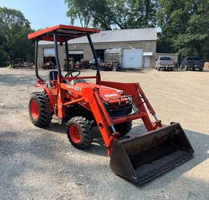 Tractor Kubota B21 2002: Potencia Utilitaria Compacta con Durabilidad y Versatilidad Comprobadas - Product Image 2