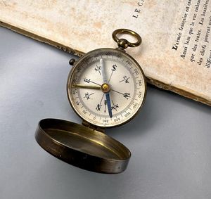 Brújula Náutica de Metal para Exteriores, Instrumento de Precisión, Duradero y Confiable para Excursionistas y Campistas - Product Image 1