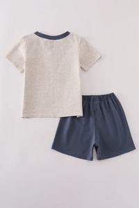 Ensemble de shorts élégants à broderie pomme grise pour garçons coupe confortable et design mignon pour une tenue d'été - Product Image 3