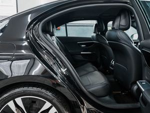 2022 M-e-r-c-e-d-e-s-B-e-n-z C-C-l-a-s-s C 300 Berline 4MATIC faible kilométrage et prix abordable en stock prêt pour l'expédition - Product Image 6