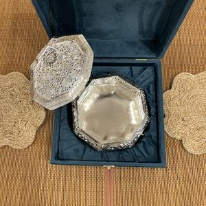 Caja octogonal de metal artesanal plateada para frutos secos con caja de terciopelo - Product Image 2